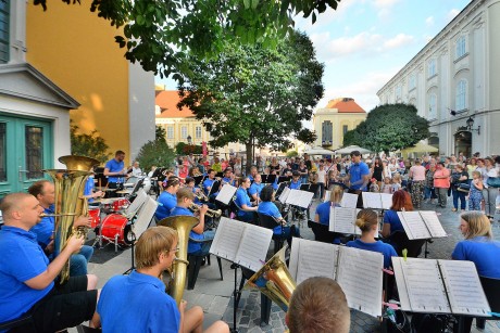 Filmzenék és óriásbábok - másfél év után koncerteztek a fúvósok a Főtéren